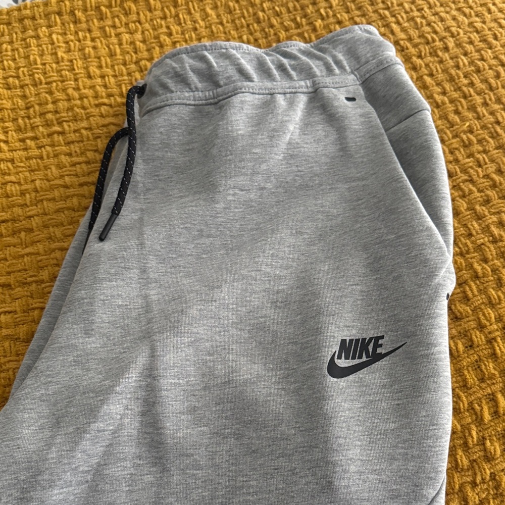 Nike Men’s Light Gray Sweatpants Joggers
